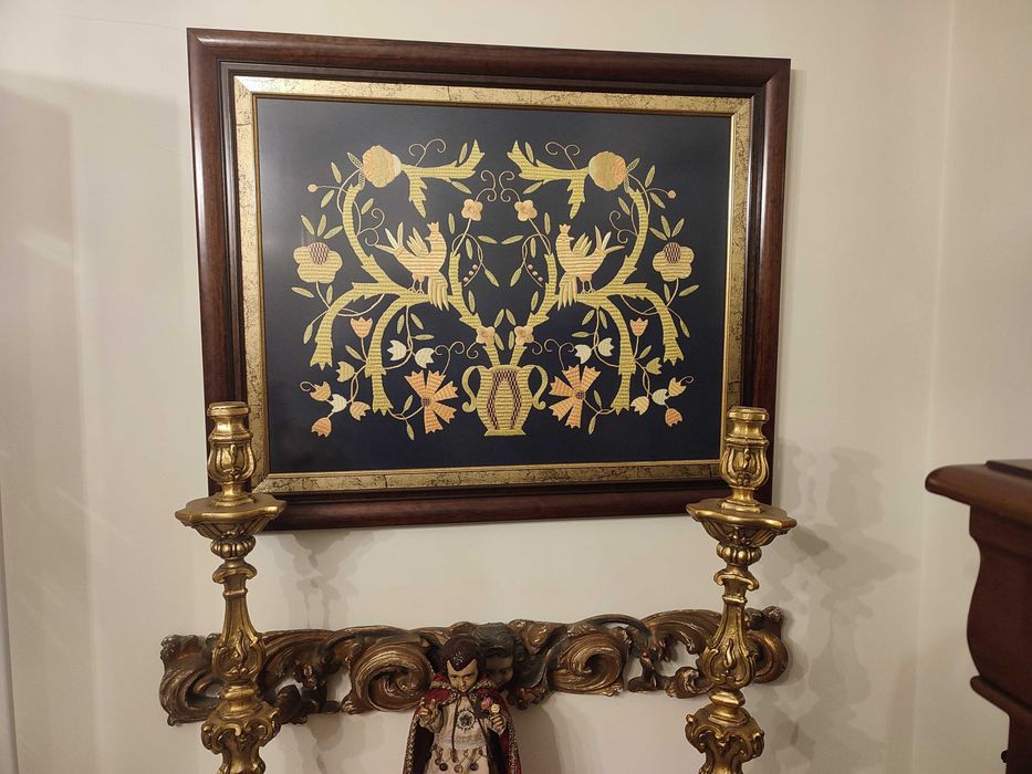 Quadro bordado de castelo branco fio de seda dourado