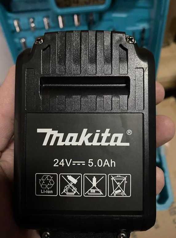 Шуруповерт мakita 550 с набором инструментов изапасним аккумулятором