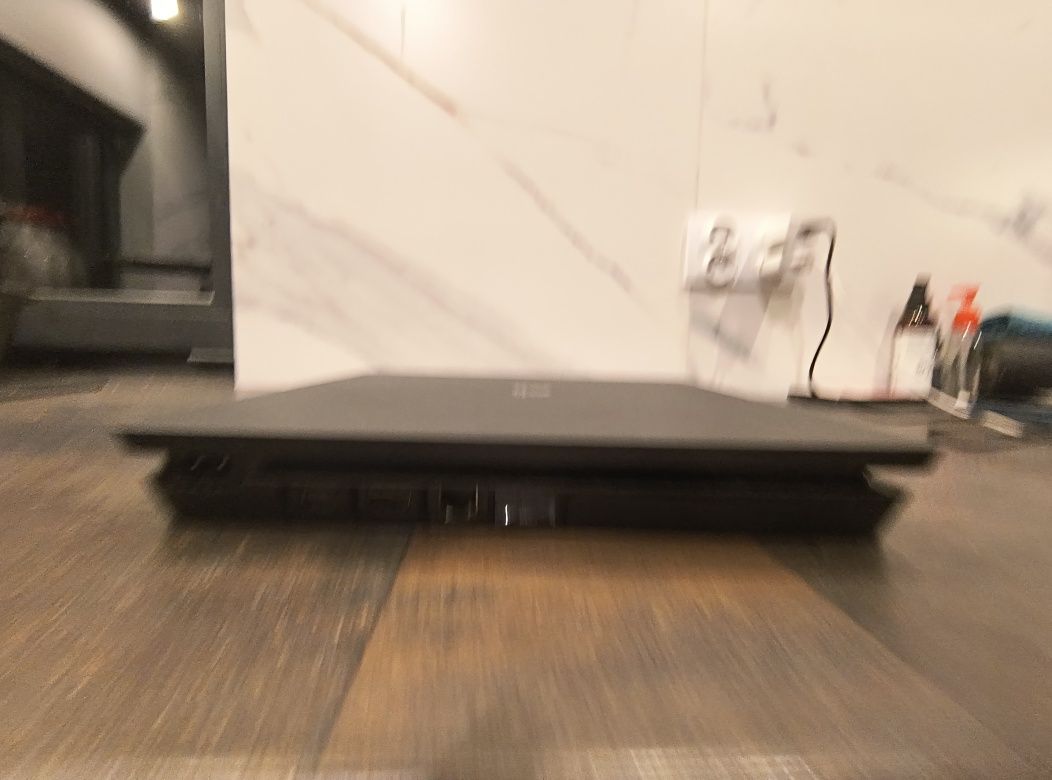 PS4 czarny + 2 pady + 4 gry na płytę