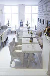 Riviera Maison- stolik biały ratanowy