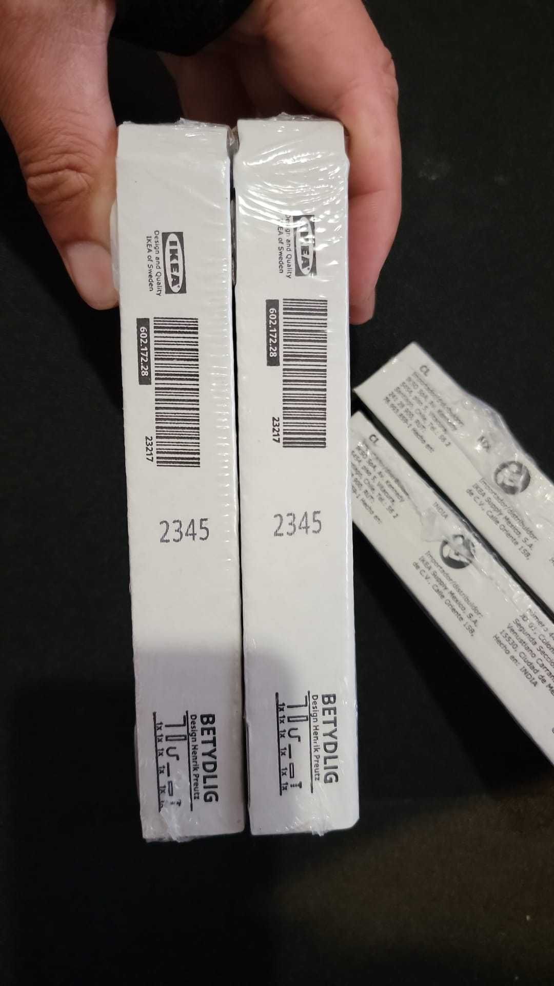 IKEA BETYDLIG 602.172.28 Wspornik ścienny/sufitowy, czarny do karnisza