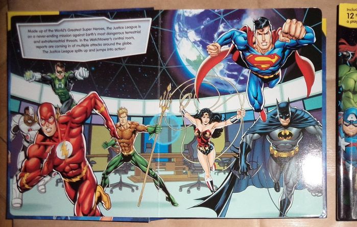 Komiksy i 12 figurek -DC JUSTICE LEAGUE, Batman, Superman, Batgirl