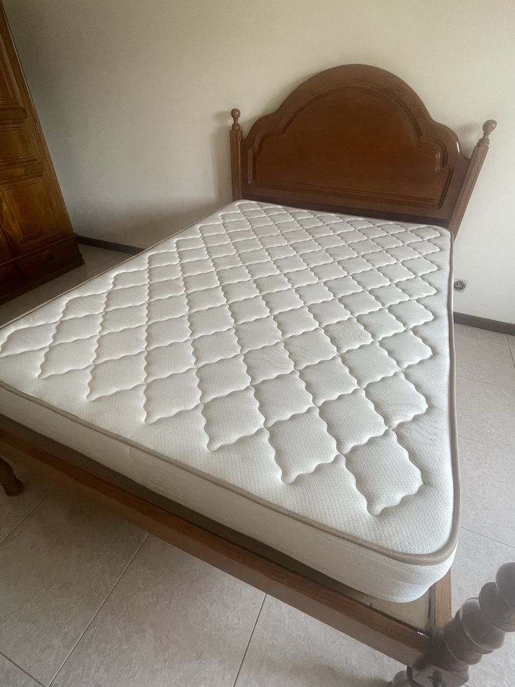 Cama de casal como nova e colchão com pouco uso