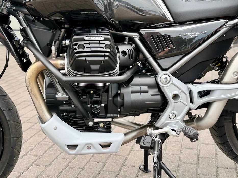 Moto Guzzi V85TT 2023 - Мотосалон.