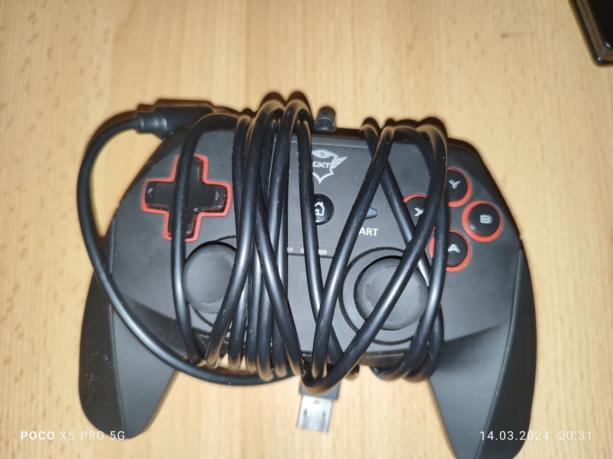 Pad/kontroler PS4 Nancon BB4487 + Przewodowy kontroler GXT