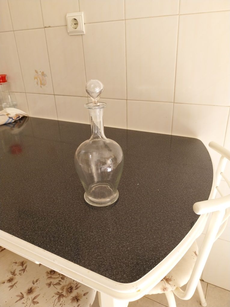 Garrafa de licor antiga com tampa