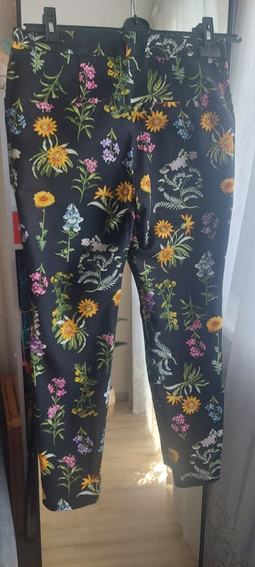 Czarne eleganckie garniturowe spodnie w kwiaty liście Stradivarius 38