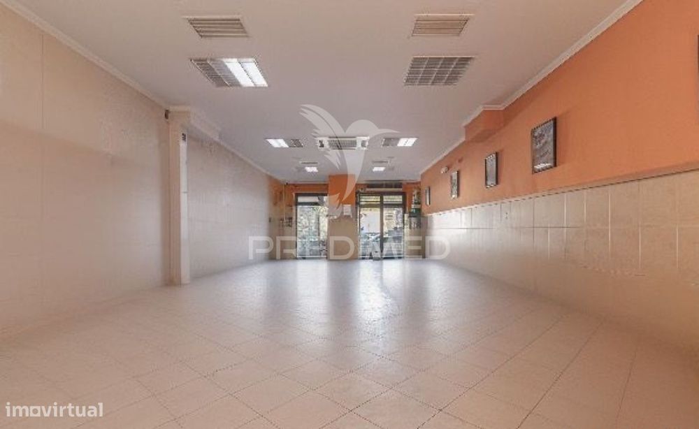 Loja para Arrendamento no  Laranjeiro - Frente à Policia