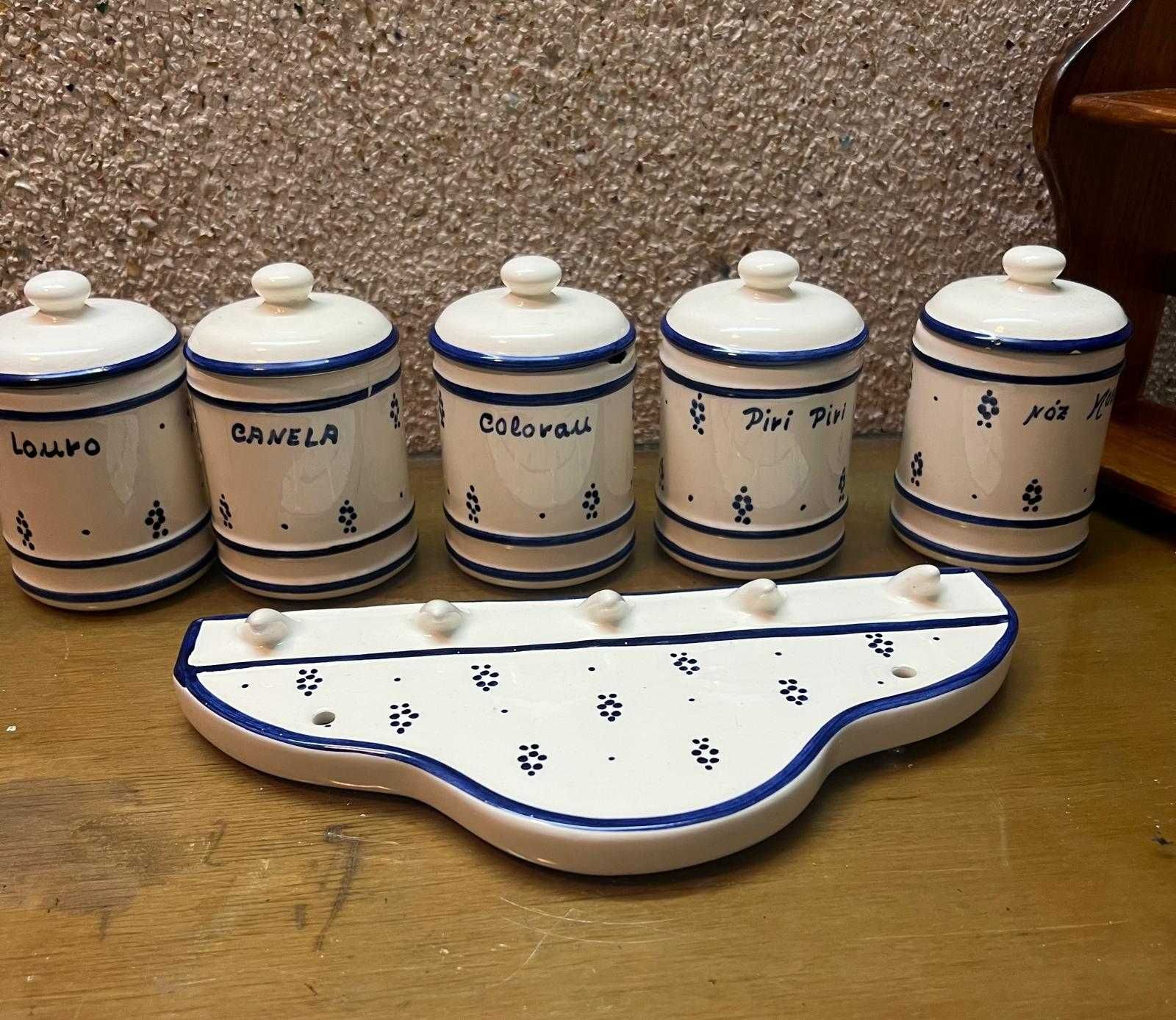 Conjunto de potes de cerâmica para especiarias