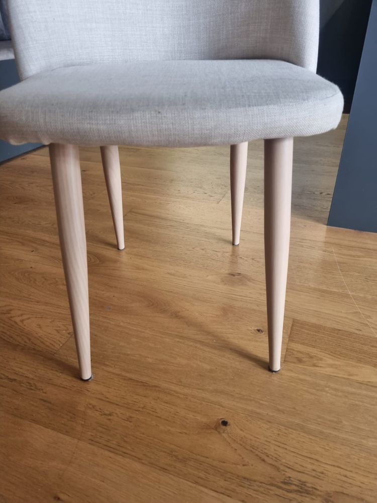 Stół dębowy plus krzesła.