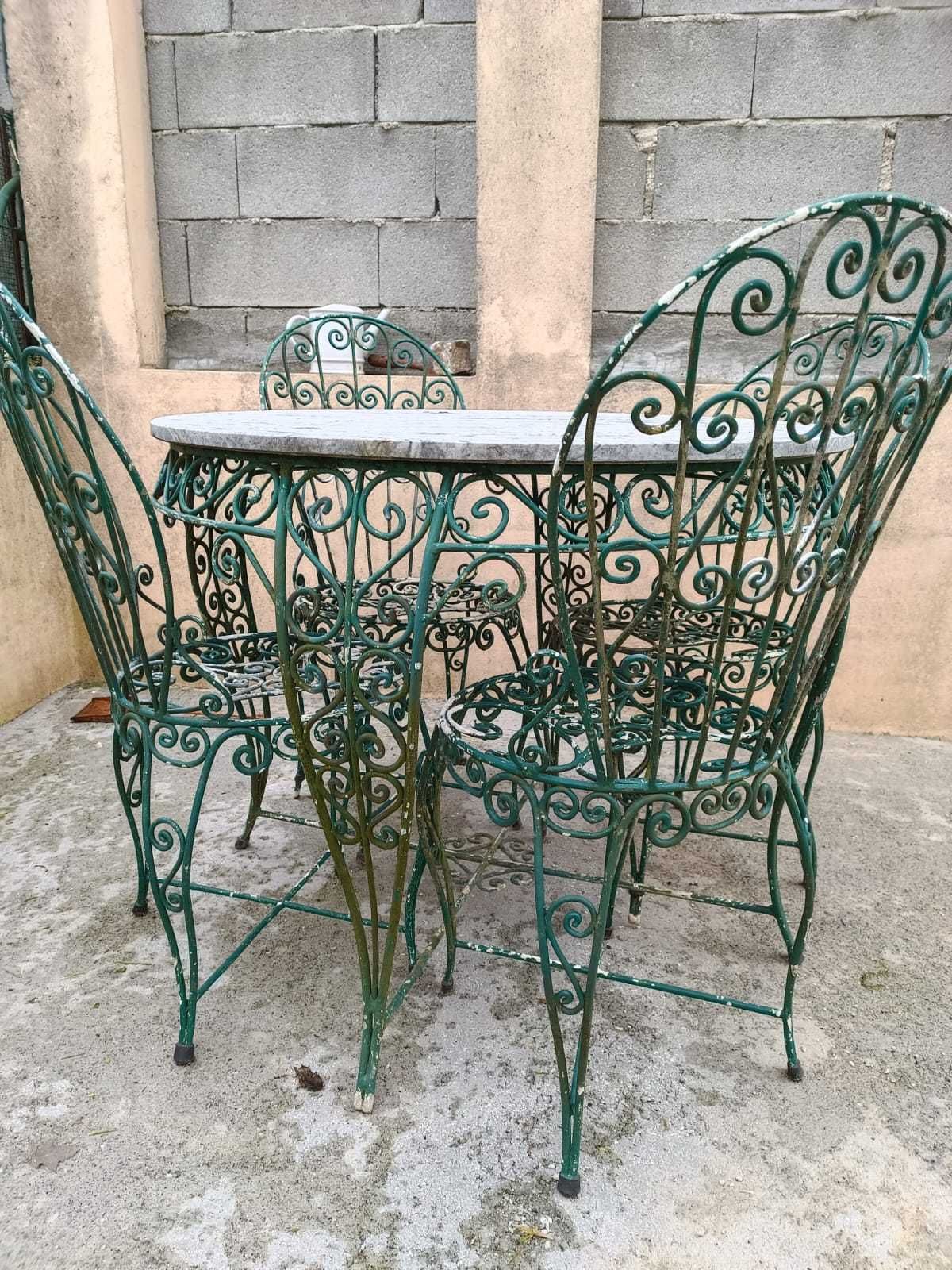 Mesa e cadeiras de jardim (em ferro)