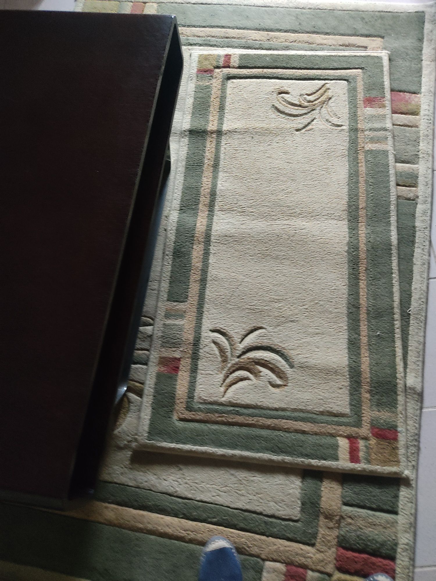 Conjunto de mesa de centro e carpetes de sala