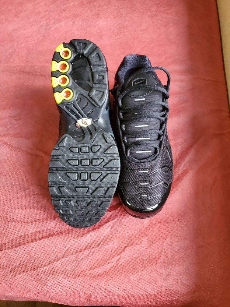 Продам нові орігігальні   Кроссовки  Nike Air Max Plus Triple Black
NI