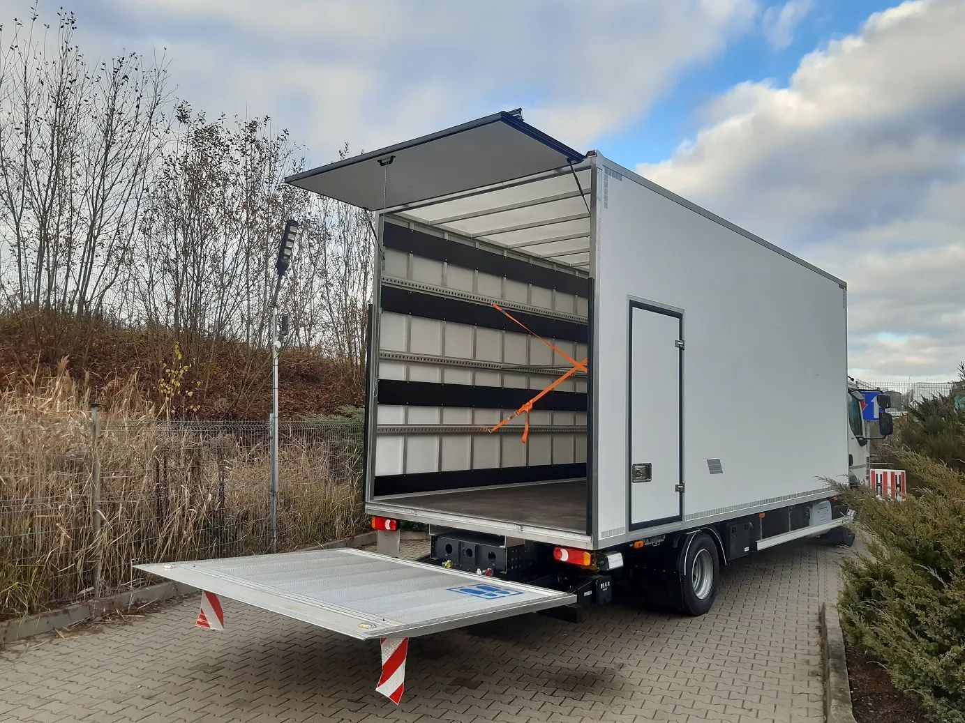 DAF LF 260 FA  260KM | 4x2 | Kontener 6600/2450/2800mm | winda - od ręki!