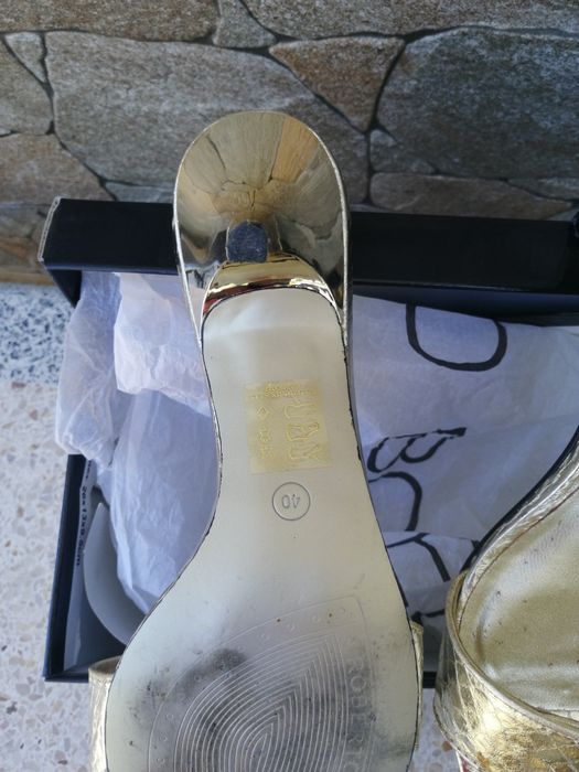 Sandália dourada. Roberto Botella