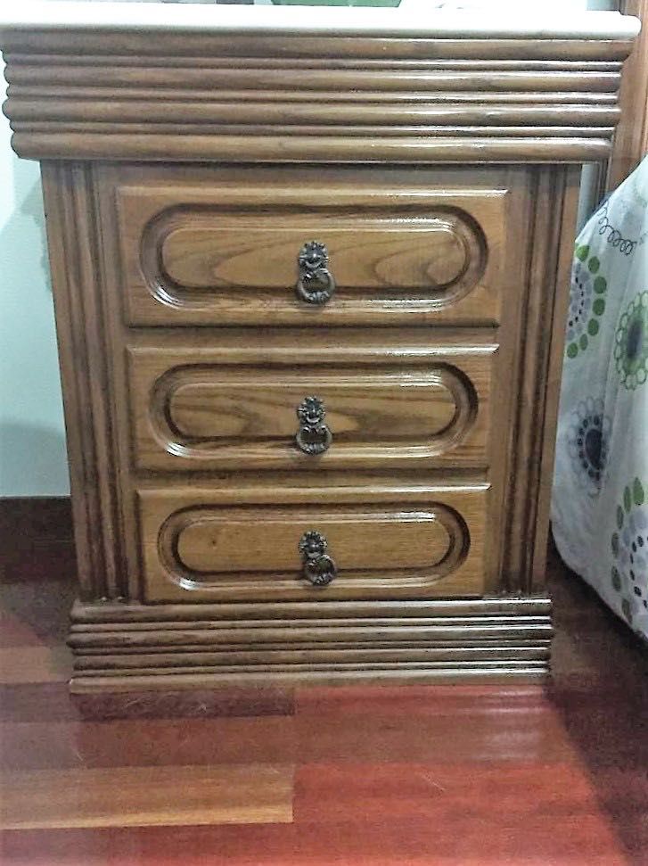 Vendo Mobília de Quarto Completa em castanho com tampos em mármore