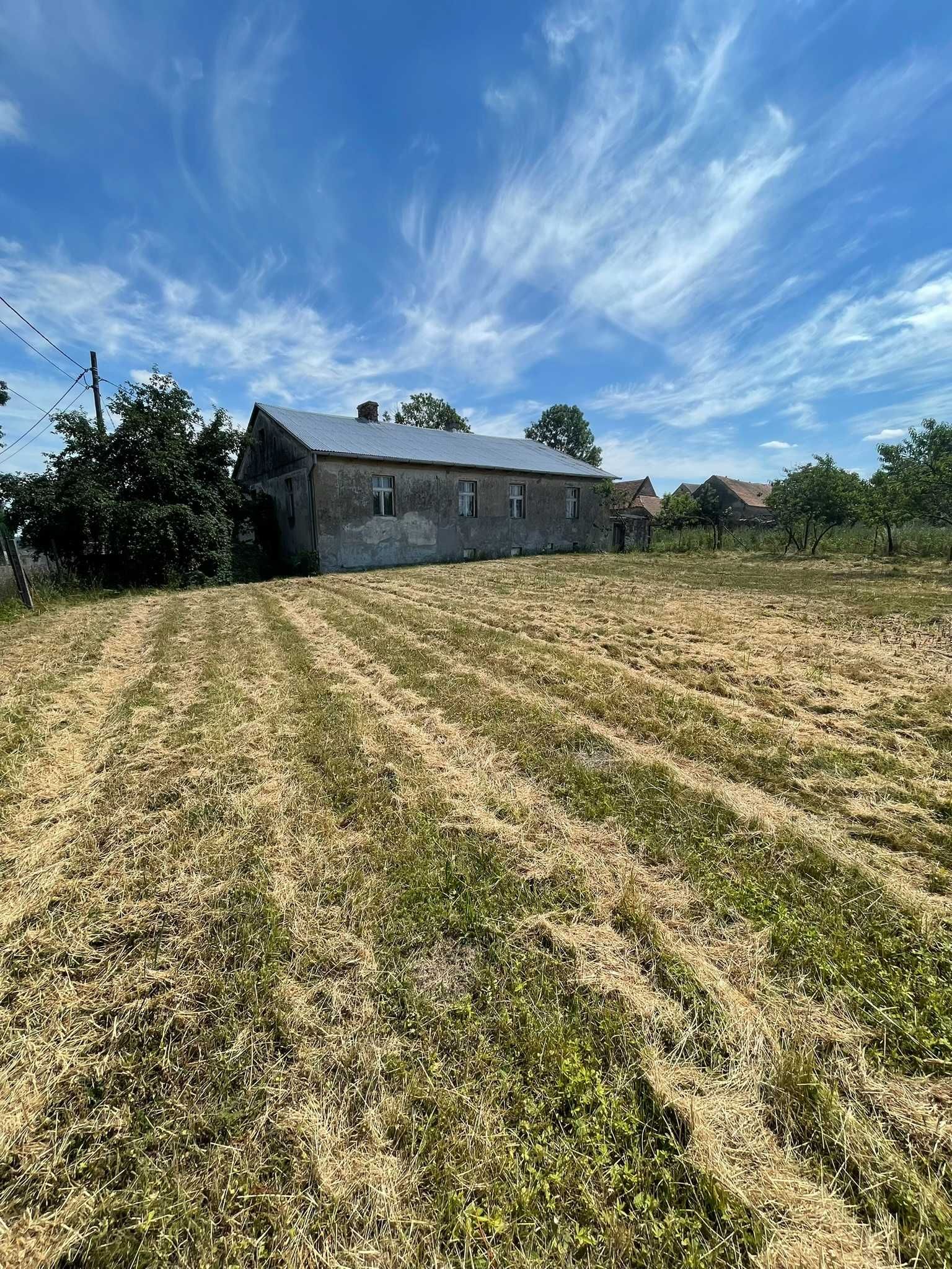 Przestronny dom z dużą działką budowlaną