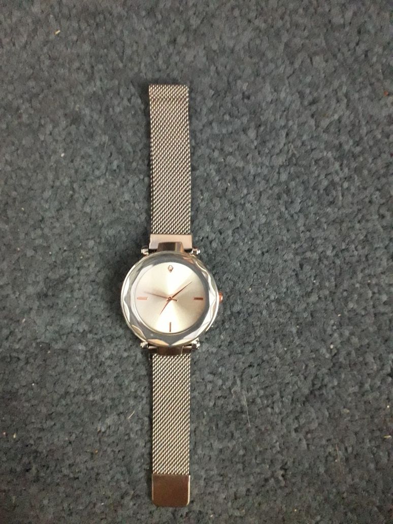 Zegarek damski w kolorze srebrnym z metalową bransoletką