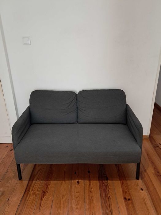 Sofá 2 Lugares Compacto (IKEA/GLOSTAD) - Cinza Escuro Moderno
