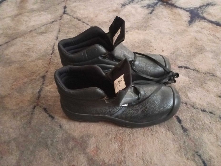 Рабочие ботинки 45 размер новые.