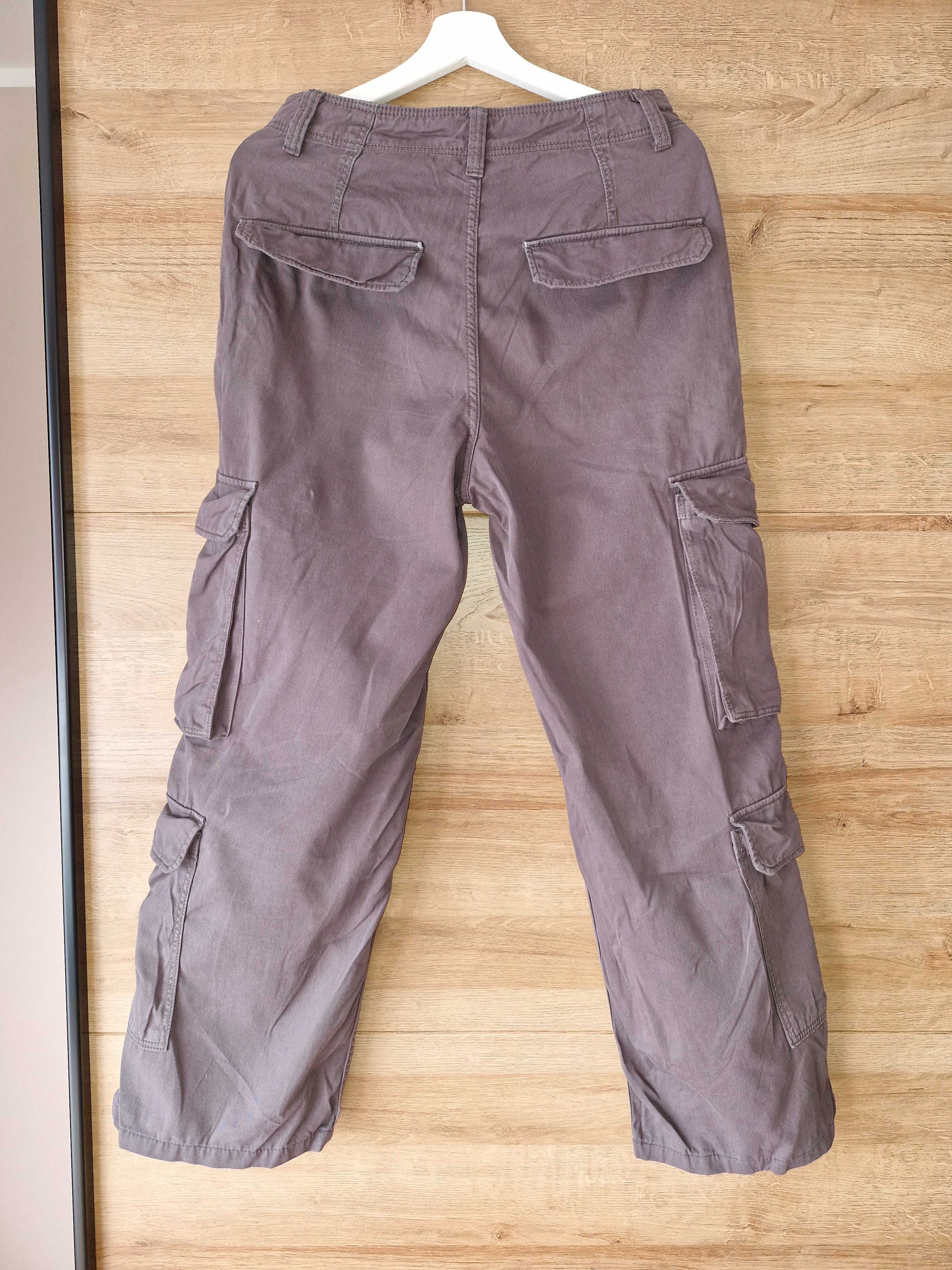 Szare spodnie cargo z firmy Bershka w rozmiarze M