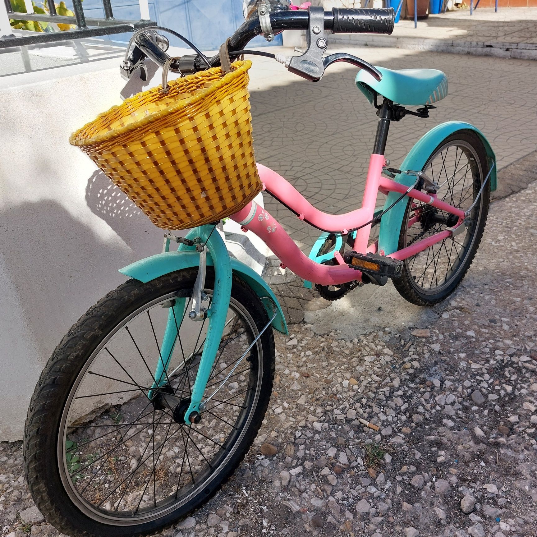 Bicicleta criança com cesto e campainha