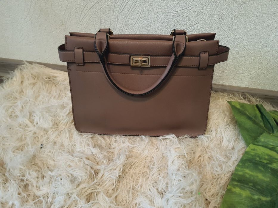 Коричневая вместительная сумка тоут