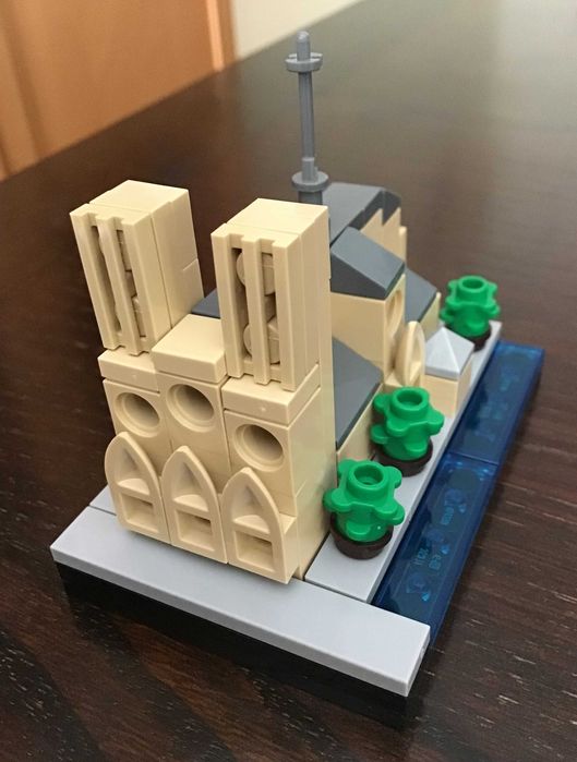 Lego MOC - Elétrico / Calvin & Hobbes / Ascensor da Bica / Notre-Dame