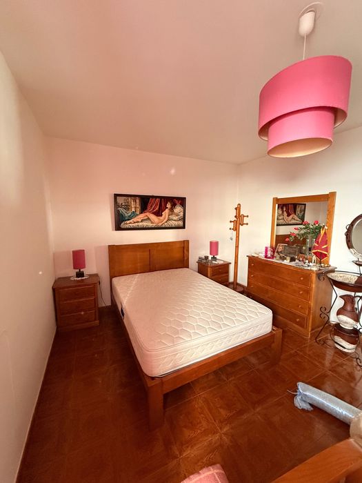 Cama, mesas cabeceira, cómoda e roupeiro