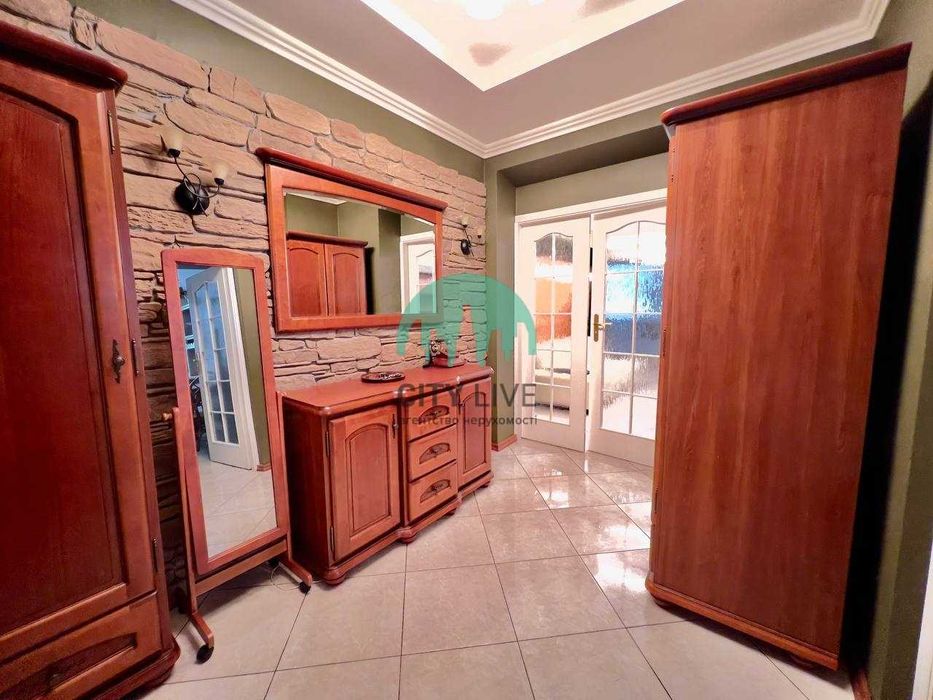 Продаж 3-кім квартири великої площі в Центрі міста (К)