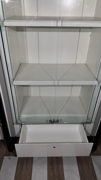 Vitrines Iluminadas com Portam em Vidro