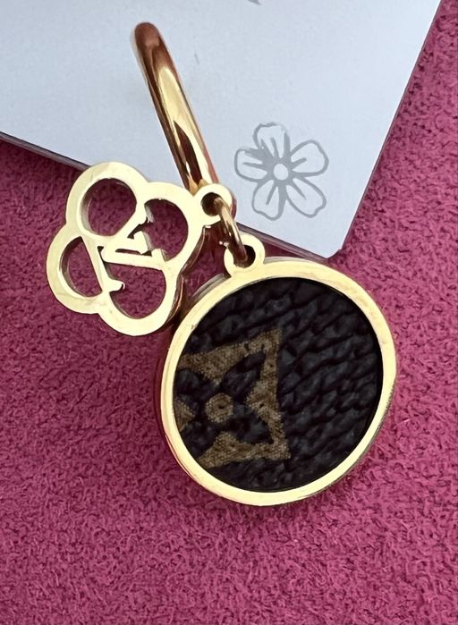 Lindos brincos dourados com detalhe em polipele