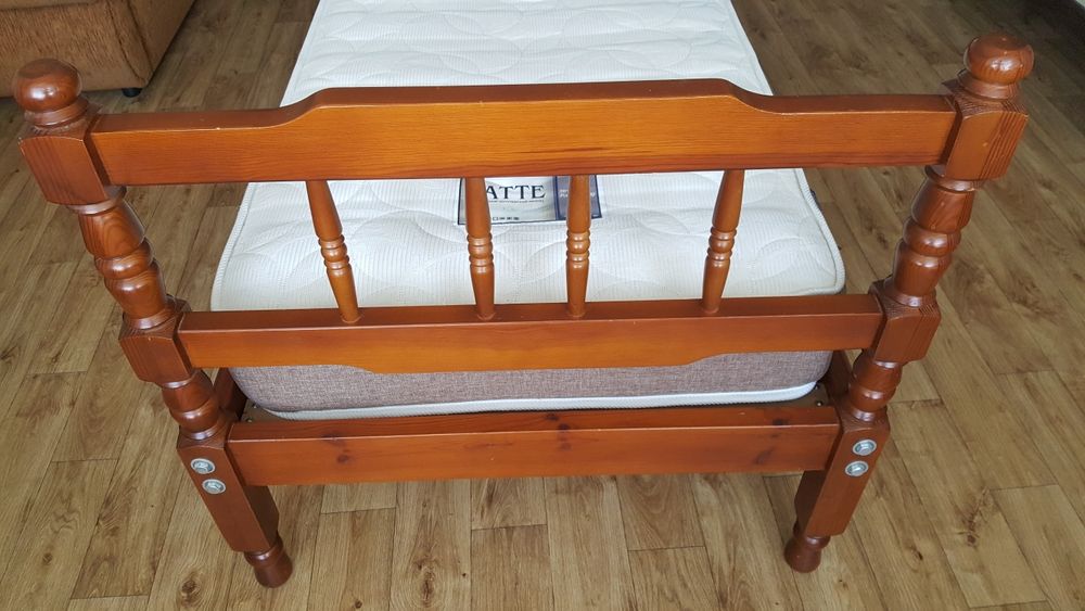 Дерев'яне ліжко з ортопедичним матрасом