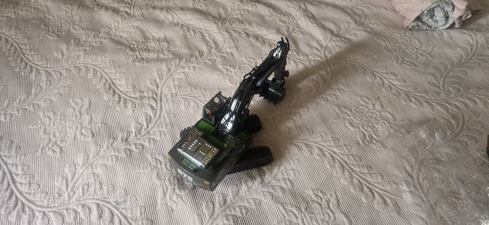 Maquina escavadora telecomando.