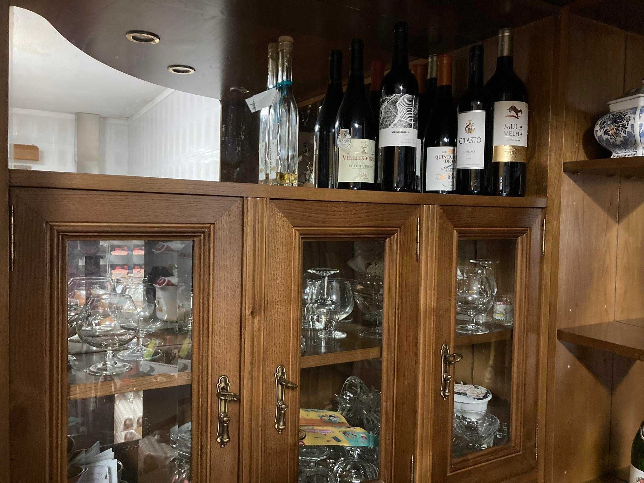 Bar Garrafeira com espelhos e luzes