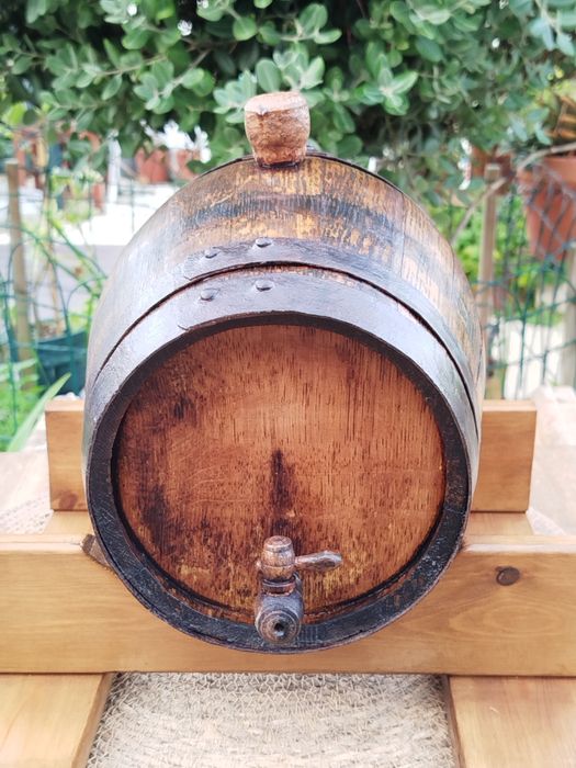 Pipa de madeira original com suporte.