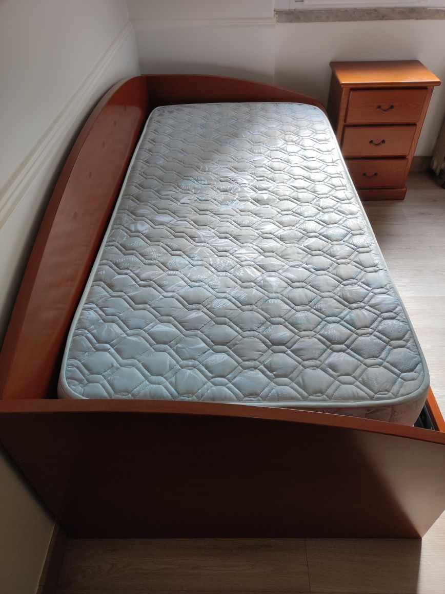 Cama dupla com estrado