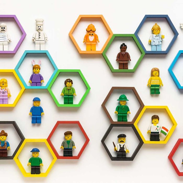 Półka na figurki LEGO – sześciokątna, kolorowa, modułowa