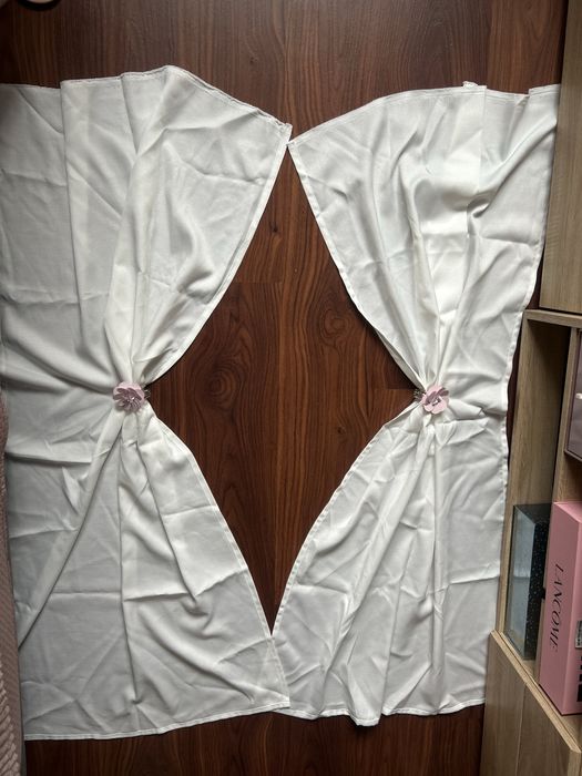 Białe zasłony dwie sztuki zasłonki