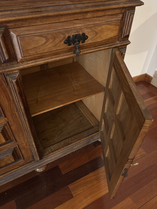 Móveis Antigos em Madeira Maciça