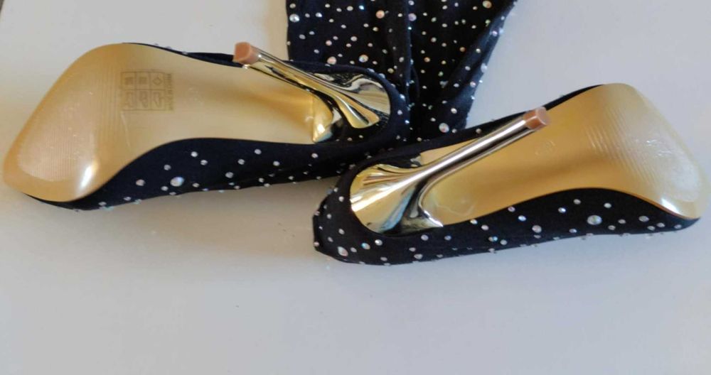 Czarne kozaki szpilki za kolano  – złoty obcas, kryształki, eleganckie