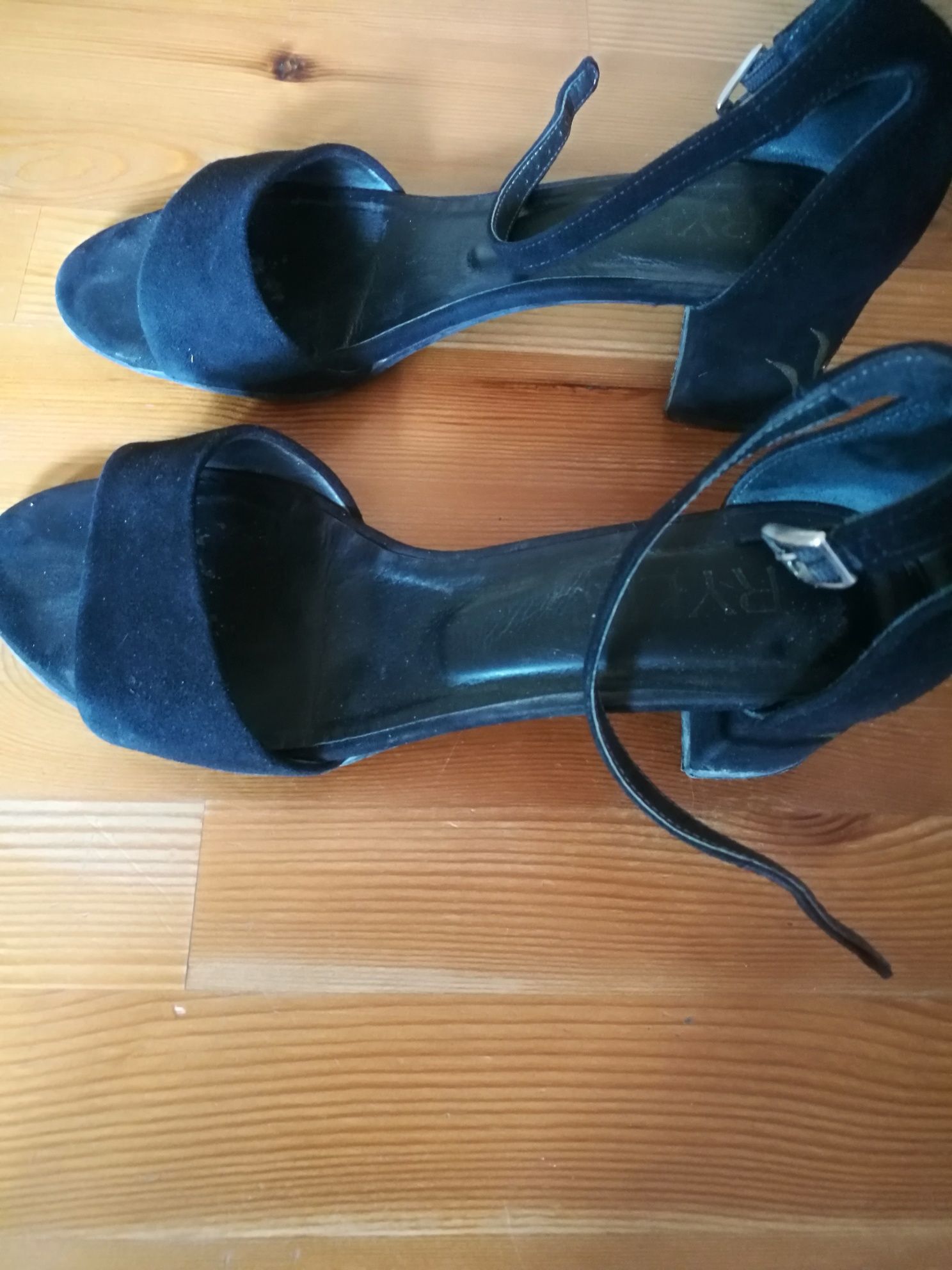 Czarne zamszowe sandały Ryłko rozmiar 38.