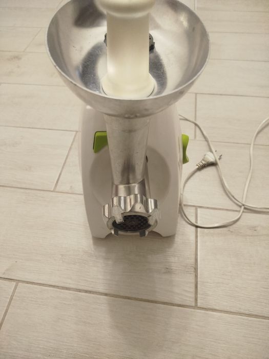 Продам м'ясорубку Сатурн