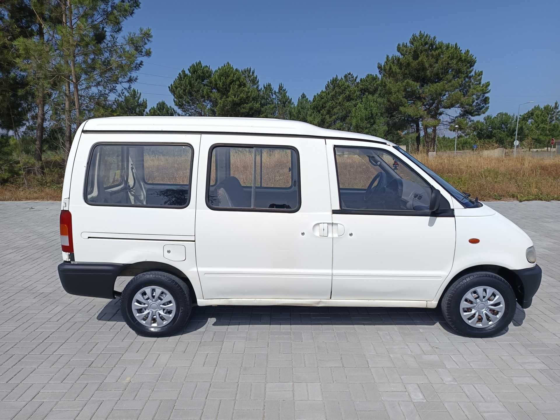 Nissan Vanette Cargo 2.3 D - 1995 - 5 Lugares