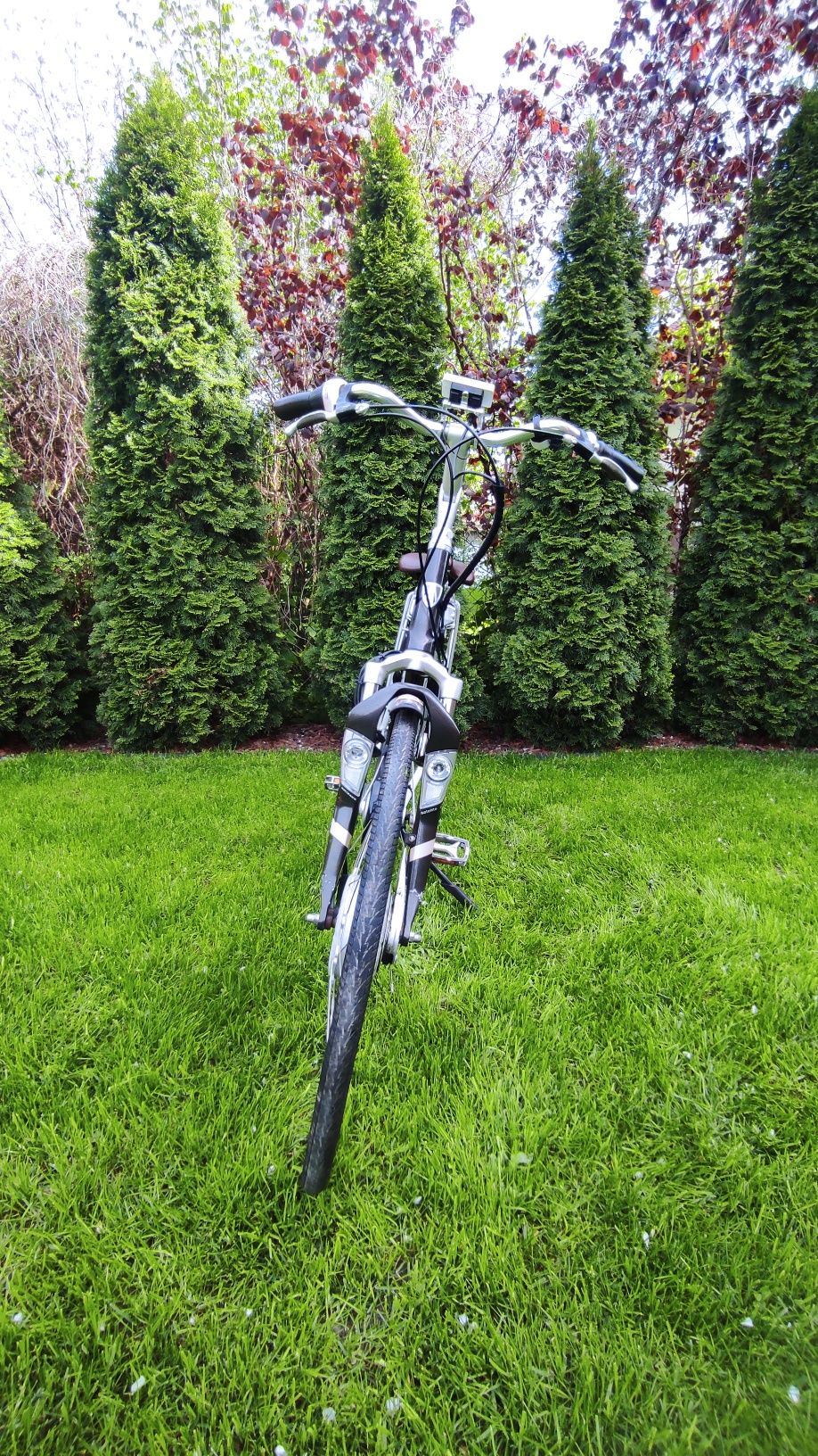 Fajny biały rower elektryczny Trek Navigator  L600+