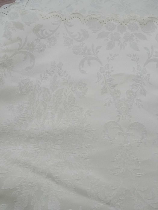 Obrus z plamkami ecru Materiał 140 x 140 cm z błyszczącym wzorem
