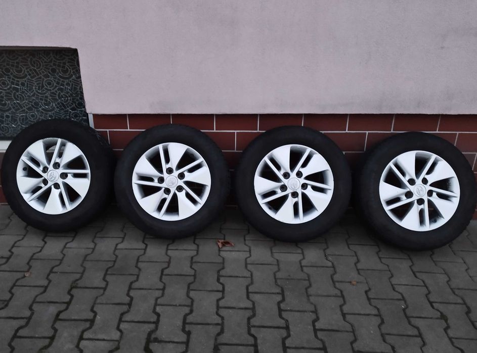Koła Toyota Auris 15 cali opony zimowe gotowe do jazdy wyważone TPMS