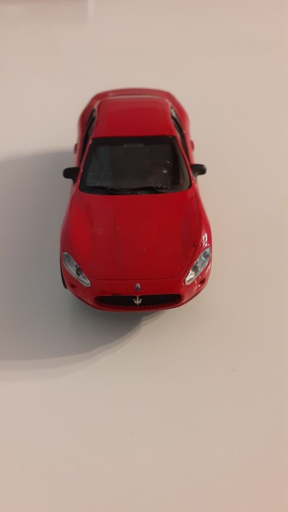 Model czerwone Maserati GranTurismo