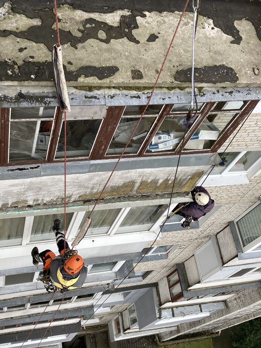 Висотні роботи. Промислові альпіністи. Верхолази.