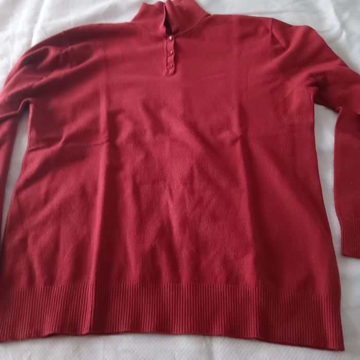 Vendo diversos casacos e camisolas